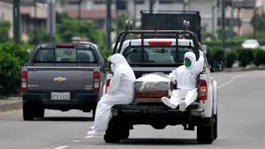 242 declaraţi, 1.300 îngropaţi. Oraşul în care autorităţile au ordonat săparea de noi cimitire