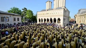 REPORTAJ: Mii de credincioşi şi sute de preoţi la pelerinajul de Florii, care a pornit de la temelia Catedralei Mântuirii Neamului - GALERIE FOTO