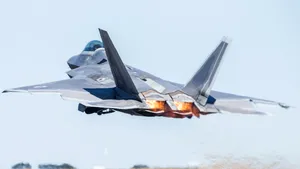 Avioane de vânătoare americane survolează oraşul Kabul, în contextul operaţiunilor de evacuare 