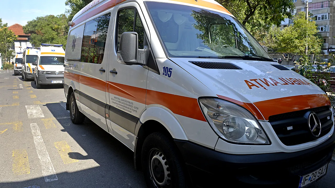 Accident în Mehedinţi: Trei copii şi un adult, răniţi după ce maşina în care erau a intrat într-un copac