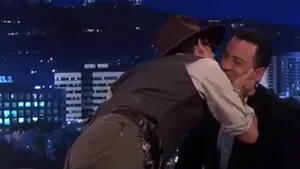 Johnny Depp l-a sărutat pe buze pe realizatorul TV Jimmy Kimmel - VIDEO