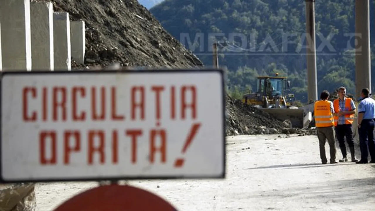 Circulaţia pe DN 10 Buzău-Braşov, închisă din cauza alunecărilor de teren produse în urma ploilor