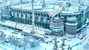 FOTO: Imagini de poveste, din Spania: Nu e un palat îngheţat, ci stadionul Santiago Bernabeu, pudrat cu zăpadă