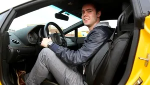 Tânărul de 21 de ani care câştigă 1.000 de dolari pe zi conducând maşini
