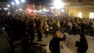 Mii de oameni au protestat la Cluj. La Timişoara, manifestanţii au adus 