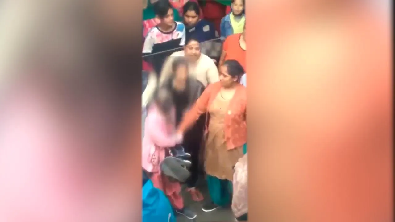 Pedeapsă de Evul Mediu în India: o tănără a fost violată şi a defilat în public cu o „ghirlandă” din pantofi

