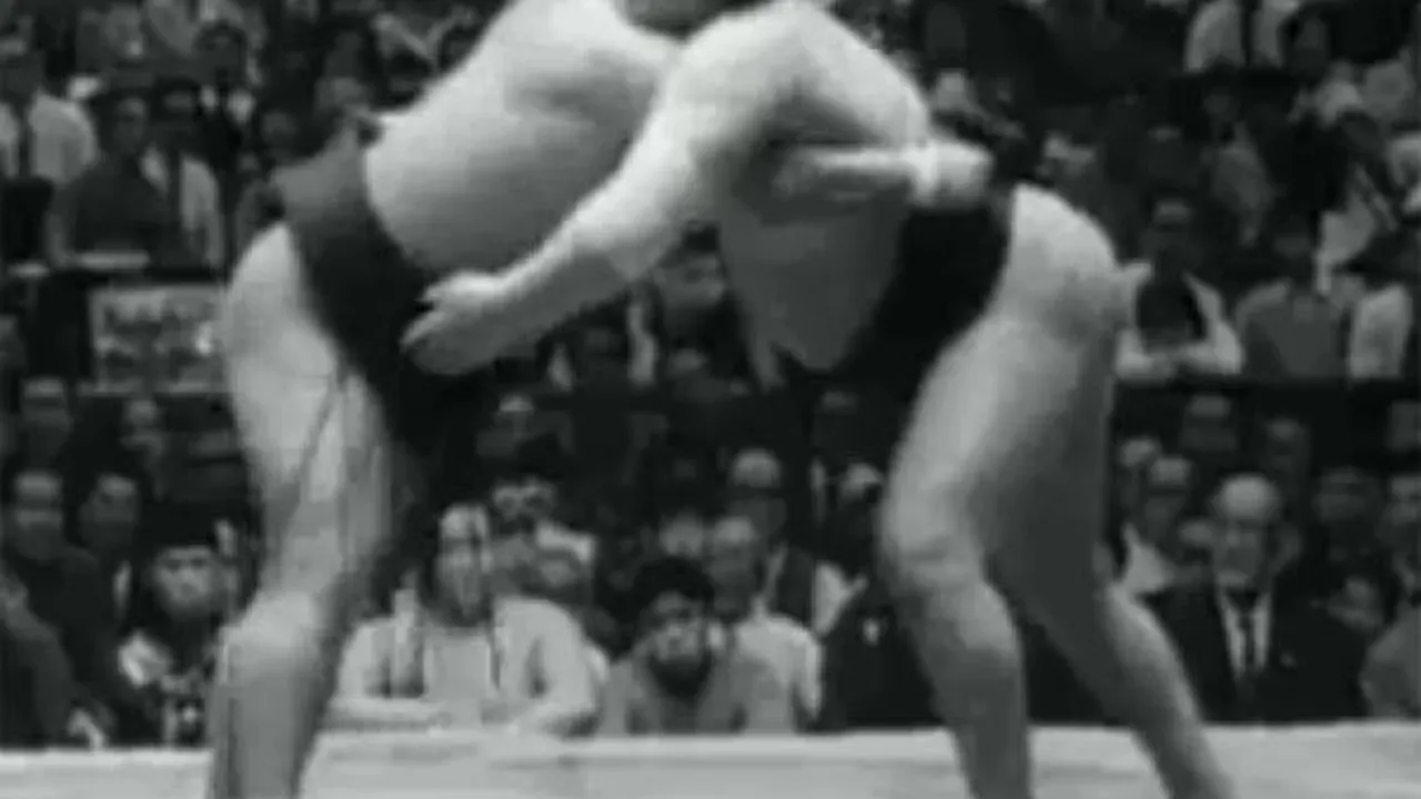 Unul dintre cei mai mari luptători de sumo din Japonia a murit la 72 de ani
