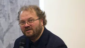 PREZENTUL FĂRĂ PERDEA Marius Oprea/ Părintele Radu Preda mai poate salva ”investigarea crimelor comunismului” din ”evul mediu întunecat”, în care le-a ”ascuns” Alexandra Toader