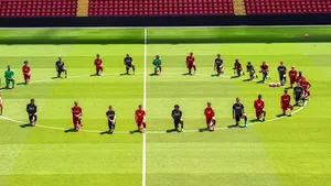 Jucătorii echipei Liverpool, în genunchi după moartea lui George Floyd: „Viaţa negrilor contează