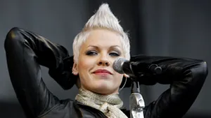 Pink a donat 250.000 de dolari victimelor din Australia