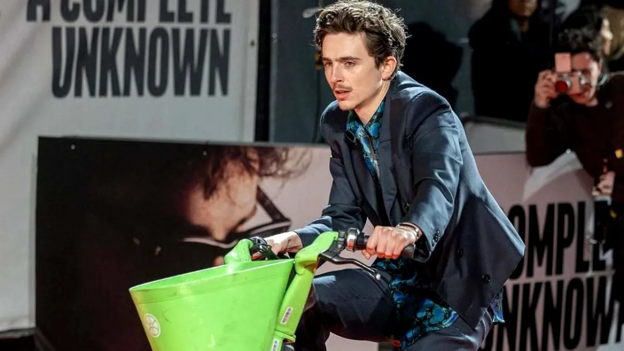 Timothée Chalamet, amendat după ce şi-a parcat bicicleta pe covorul roşu la premiera noului său film