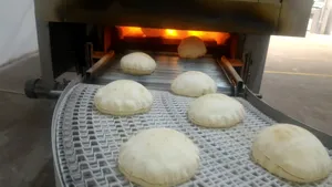 Prima fabrică de lipie arăbească din Transilvania a angajat trei refugiaţi din Siria. Unul dintre ei, fost profesor de franceză, numit director. Procesul de producţie, supervizat de unul dintre cei mai renumiţi brutari sirieni | FOTO