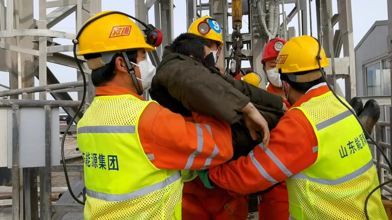 VIDEO. Salvarea minerilor din China prinşi în subteran într-o mină de aur. 11 persoane din cele 22 au fost scoase la suprafaţă
