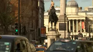 Un bărbat dezbrăcat s-a căţărat pe o statuie din centrul Londrei - VIDEO