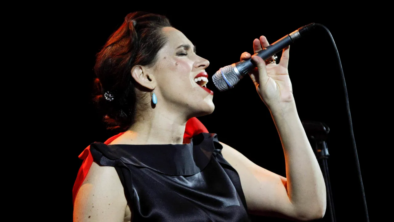 Ce A SPUS solista trupei Pink Martini despre piesa ”Până când nu te iubeam” a MARIEI TĂNASE