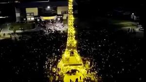 Cadou de proporții. Mai mulți tineri au construit o replică a Turnului Eiffel într-un sat