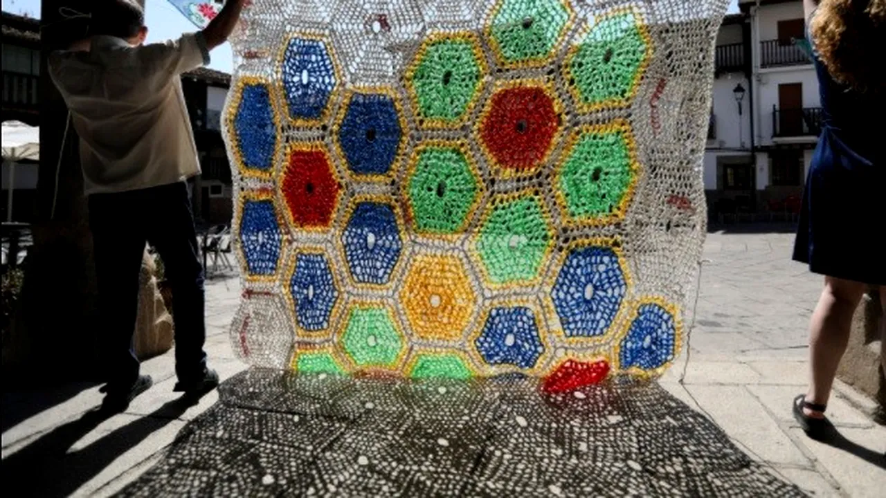 Ţesătorii spanioli reciclează pungi de cumpărături şi fac din ele protecţii solare