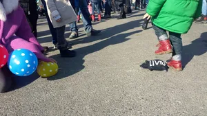 Protest al mamelor, în Piaţa Victoriei, faţă de OUG 3 în urma căreia scad veniturile din concedii medicale sau prenatale: Nu se încurajează natalitatea