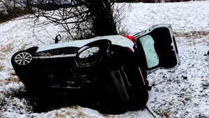 Trei tineri care mergeau să se înscrie la Şcoala de Poliţie Câmpina, direcţionaţi greşit de GPS, s-au răsturnat cu maşina