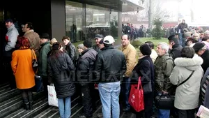 Coadă la Casa de Asigurări de Sănătate Bucureşti, pentru a treia zi consecutiv, la depunerea declaraţiilor