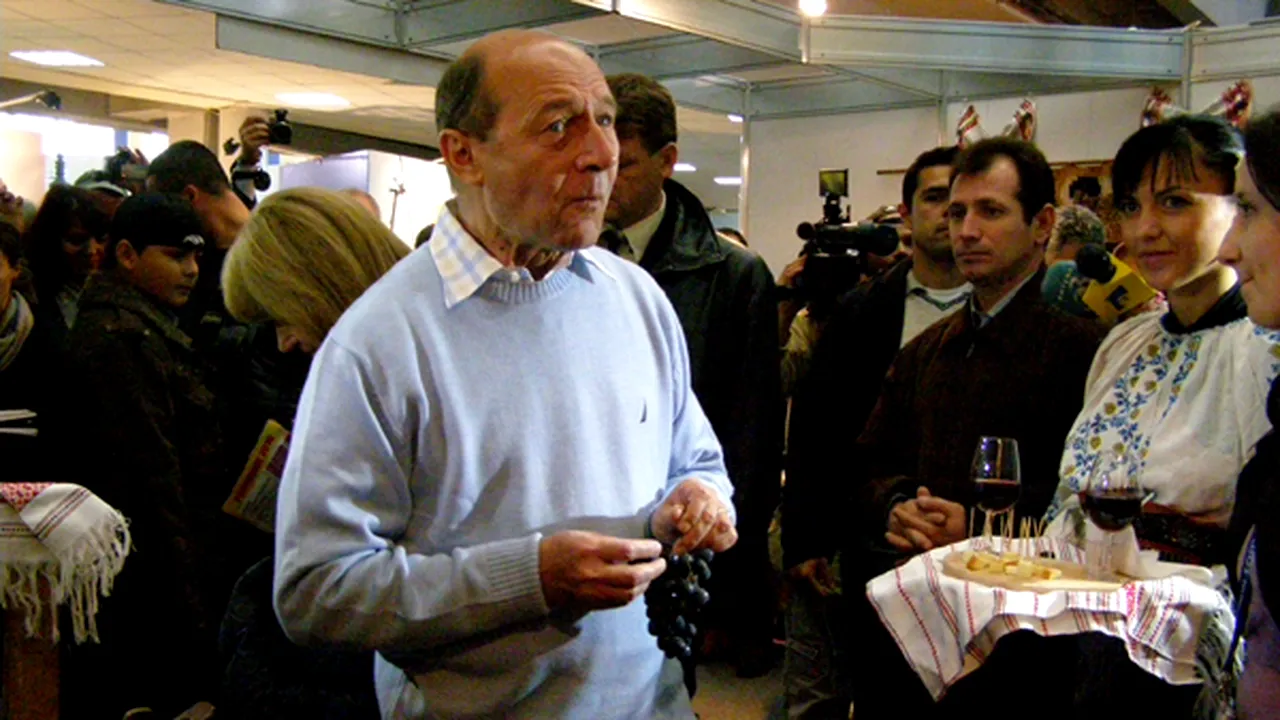 Băsescu, la Romexpo, a botezat un miel 
