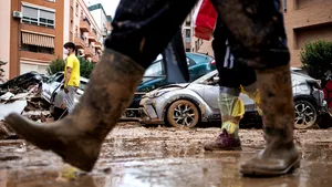 Un muncitor a murit după prăbuşirea acoperişului unei şcoli afectate de inundaţii lângă Valencia