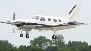 Trei persoane, dispărute după coliziunea între două avioane uşoare în largul portului Los Angeles. VIDEO