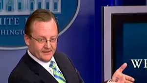 Robert Gibbs a ironizat-o pe Sarah Palin, mimând citirea unor notiţe din palmă - VIDEO