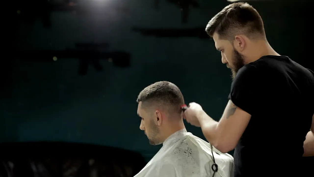 VIRAL Experienţe unice...la frizerie. Tu ai avea curajul să încerci aşa ceva?