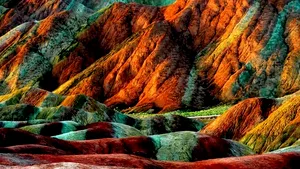 MUNŢII-CURCUBEU: Formaţiunea colorată care pare ireală - GALERIE FOTO