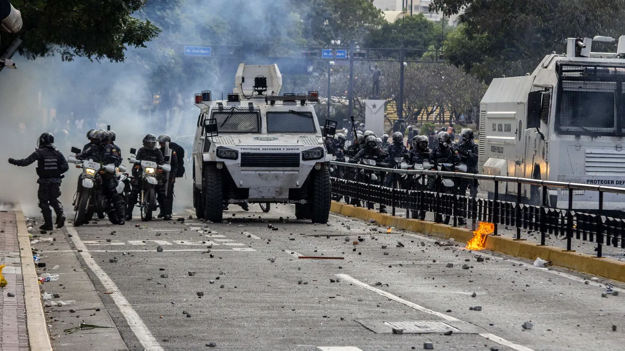 Criza din Venezuela. Peste 50 de persoane au fost reţinute în timp ce încercau să jefuiască un supermarket din Caracas