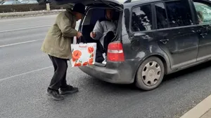 Persoane care aşteptau la ocazie, înghesuite în portbagajul unei maşini | FOTO