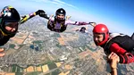 Zeci de parașutiste, același cer – „Girls Can Fly!” celebrează excelența feminină în skydiving