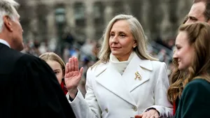 O femeie guvernator rupe protocolul istoric al învestirii