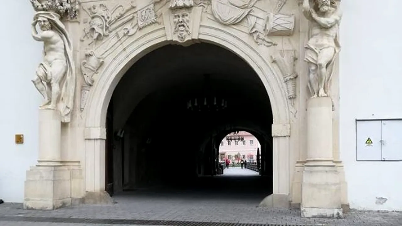 Lecţie de civism: Un tânăr adună mucuri de ţigări aruncate de turişti în jurul Cetăţii Alba Carolina şi postează imaginile pe Facebook | FOTO
