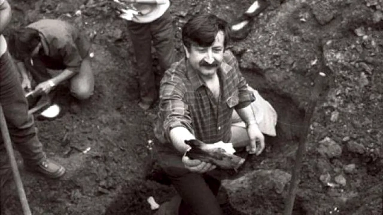 ISTORIA FĂRĂ PERDEA / Cîţiva romi care au furat patru saci cu documente dintr-un camion la Berevoieşti, confundîndu-le cu ”ajutoarele”, au provocat acum treizeci de ani o criză de securitate: dovada că SRI a tocat arhivele Securităţii 