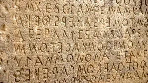 O piatră misterioasă descoperită într-o curte s-a dovedit a fi o comoară arheologică