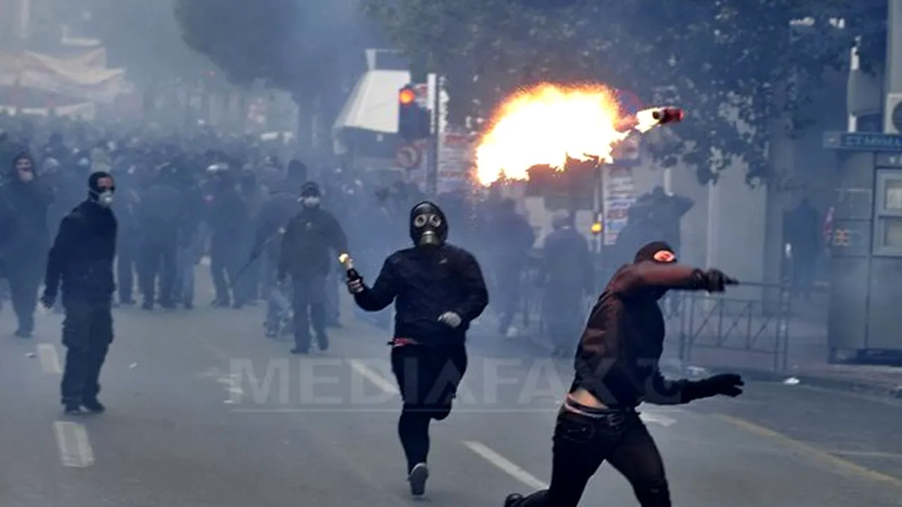 Violenţe între protestatari şi poliţie la Atena şi Salonic, un fost ministru a fost rănit