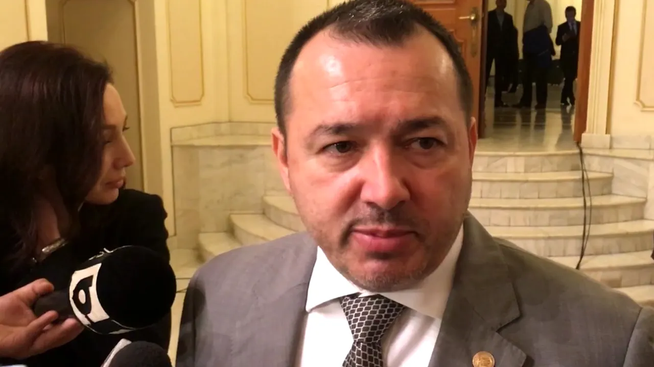 Rădulescu, taxat de un poliţist, după ce a spus că bugetarilor trebuie să le fie luate salariile înapoi: Îţi dau oricând banii. Apoi tu ieşi din politică