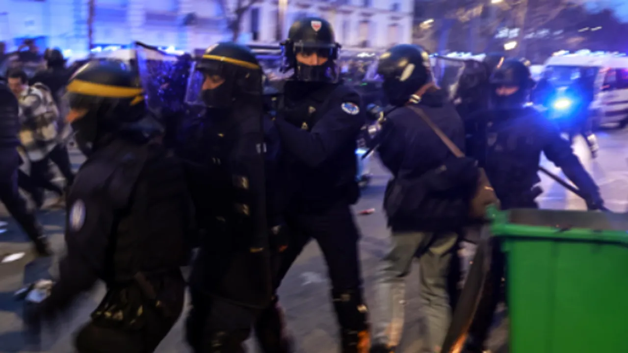 Explozie de furie în Franţa: proteste în toată ţara, în contextul respingerii moţiunilor de cenzură