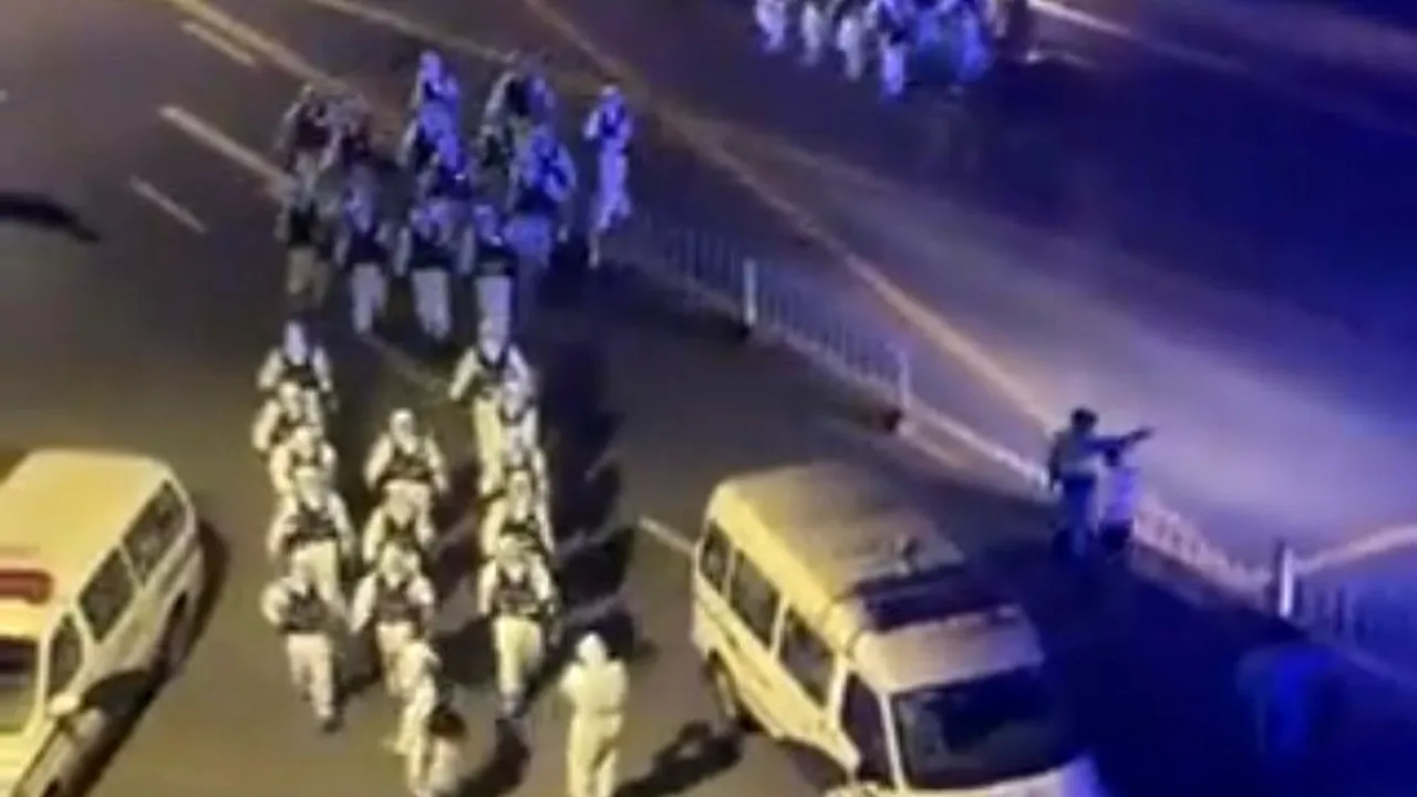 VIDEO Proteste violente în China. Locuitorii se revoltă din cauza restricţiilor dure privind COVID-19