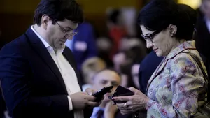 Ecaterina Andronescu şi Nicolae Bănicioiu, ambii candidaţi pentru funcţia de preşedinte executiv al PSD, au PĂRĂSIT congresul extraordinar. Cei doi acuză că NU au fost lăsaţi să vorbească 