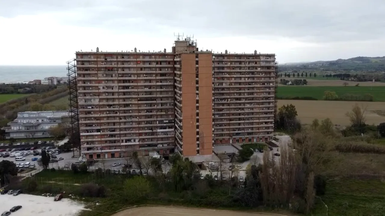 Hotel House din Porto Recanati, „ghetoul vertical” din Italia unde trăiesc aproape 2.000 de migranți
