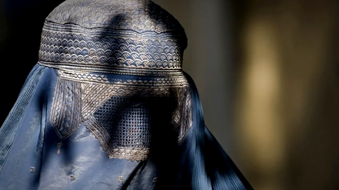 UE nu va reglementa folosirea vălului integral de tip burqa în locurile publice
