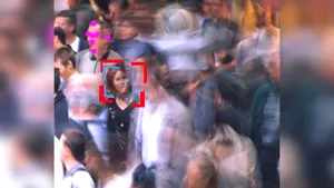 Sfârşitul intimităţii online? O companie de recunoaştere facială a colectat miliarde de fotografii de pe Facebook şi alte site-uri