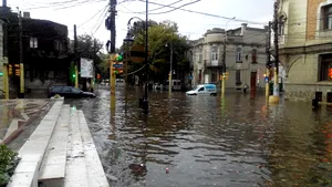 Locuinţe inundate şi maşini blocate pe drum, în urma furtunilor din judeţul Constanţa - FOTO/VIDEO