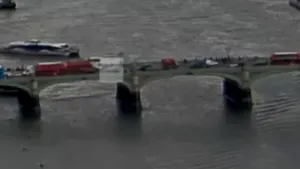 VIDEO Momentul şocant în care atacatorul de la Londra intră cu maşina în mulţime. Românca apare căzând în apă