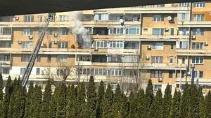 Incendiu în centrul municipiului Craiova. Doi bătrâni au fost salvați de un polițist