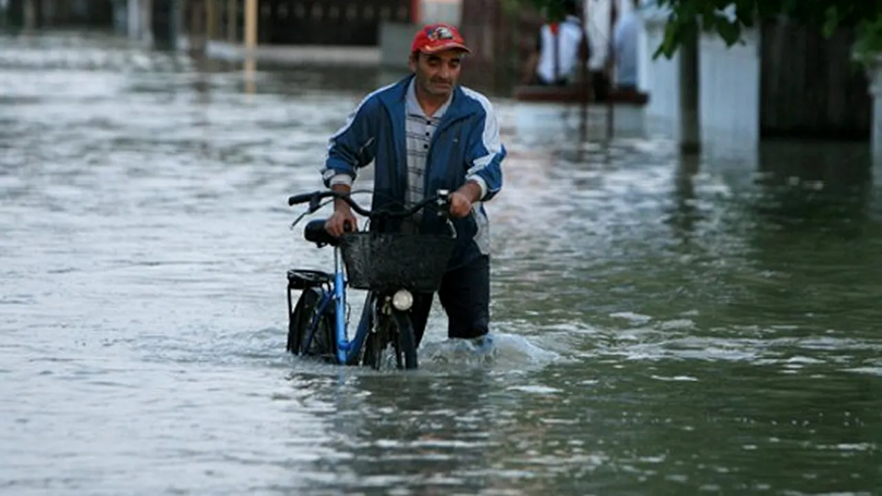 INUNDAŢII: 36 de localităţi din 12 judeţe au fost afectate şi 54 de persoane evacuate în 24 de ore