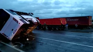 FOTO&VIDEO Accident cu şase răniţi în Iaşi: Un autobuz s-a răsturnat peste o maşină, după ce a lovit un TIR
